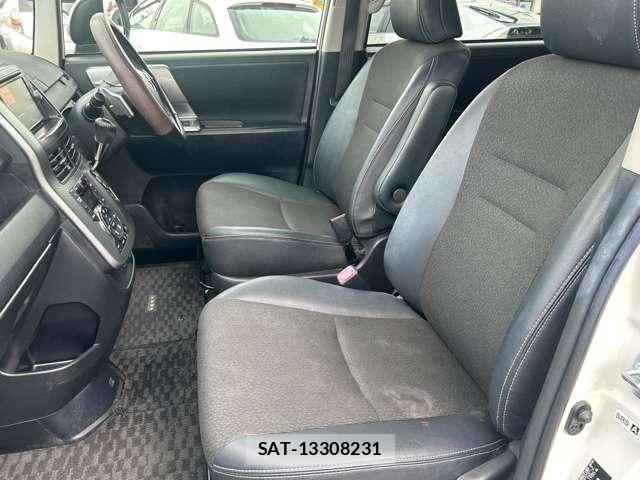 Toyota VOXY 2013-10 8053555-17