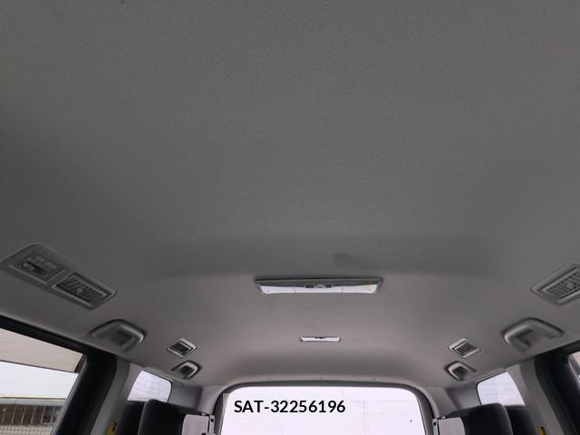 Toyota VOXY 2009-11 8053625-16