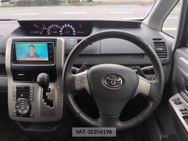 Toyota VOXY 2009-11 8053625-17