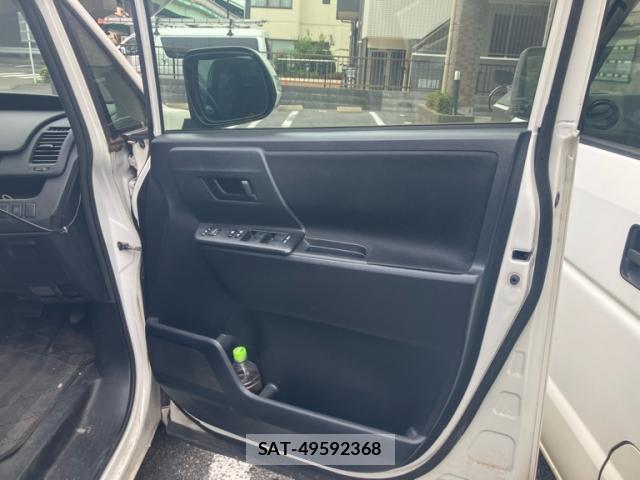 Toyota VOXY 2012-02 8053728-3