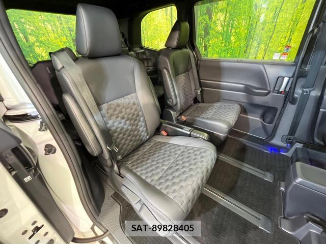 Toyota VOXY 2022-06 8053744-10