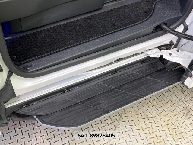 Toyota VOXY 2022-06 8053744-7