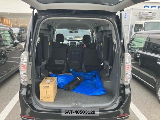 Toyota VOXY 2009-10 8053923-16