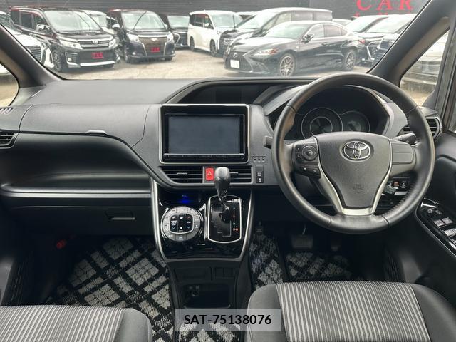 Toyota VOXY 2018-07 8054188-1
