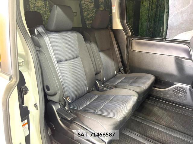 Toyota VOXY 2017-01 8054925-8