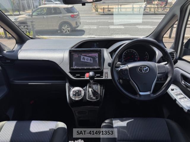 Toyota VOXY 2016-09 8055119-1