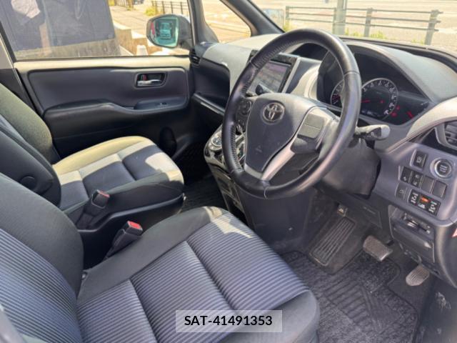 Toyota VOXY 2016-09 8055119-2