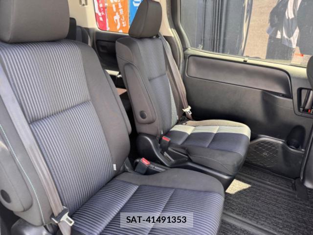 Toyota VOXY 2016-09 8055119-3