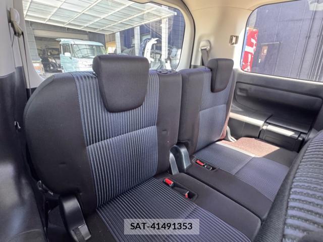Toyota VOXY 2016-09 8055119-4