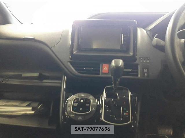 Toyota VOXY 2017-07 8055121-4