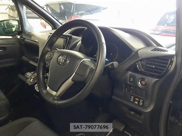 Toyota VOXY 2017-07 8055121-5