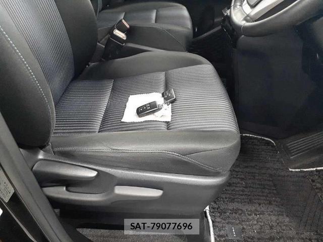 Toyota VOXY 2017-07 8055121-6