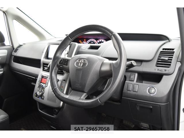 Toyota VOXY 2013-02 8055353-16