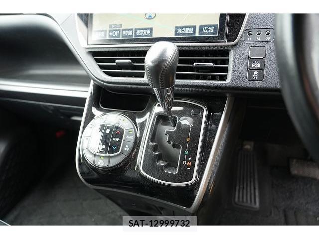 Toyota VOXY 2018-05 8055457-15