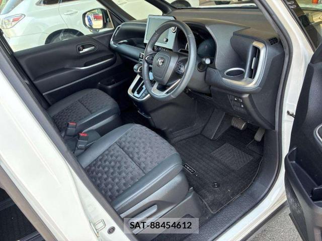 Toyota VOXY 2023-05 8055563-5