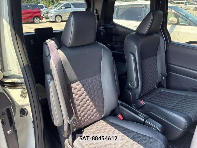 Toyota VOXY 2023-05 8055563-6