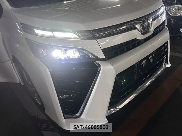 Toyota VOXY 2021-04 8055640-7