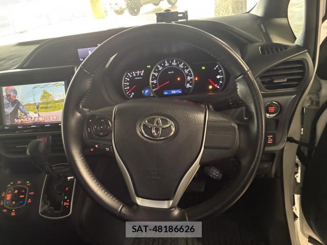 Toyota VOXY 2016-07 8055654-15