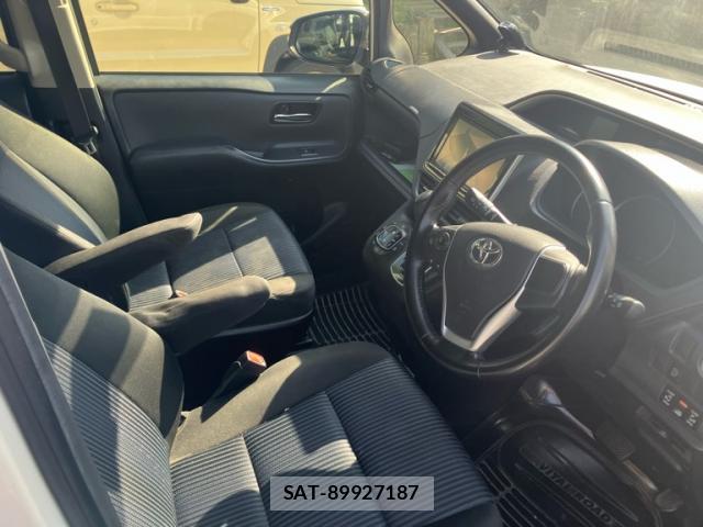 Toyota VOXY 2015-08 8055675-11