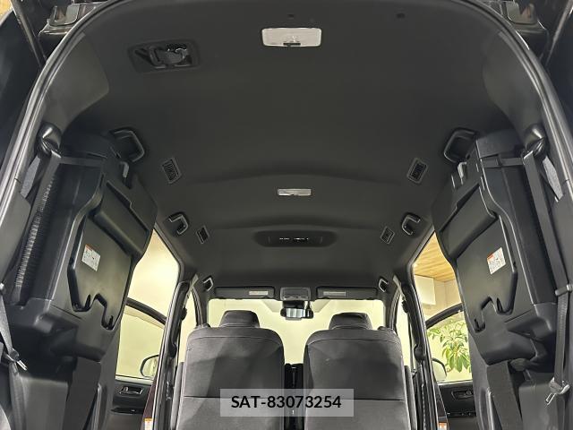 Toyota VOXY 2017-08 8055876-16