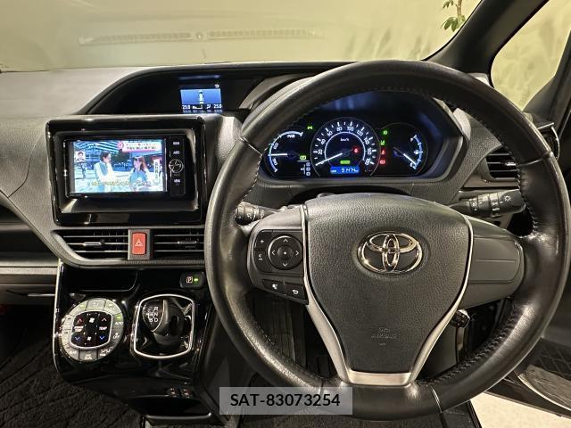 Toyota VOXY 2017-08 8055876-17