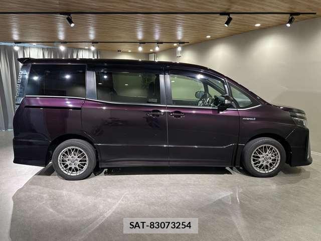 Toyota VOXY 2017-08 8055876-3