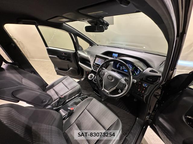 Toyota VOXY 2017-08 8055876-5