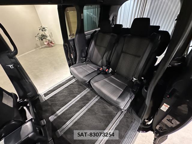 Toyota VOXY 2017-08 8055876-6