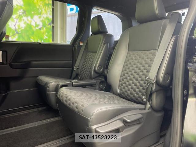 Toyota VOXY 2023-09 8056174-7