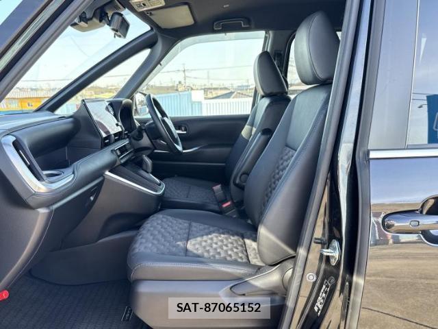 Toyota VOXY 2022-09 8056185-6