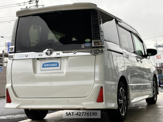 Toyota VOXY 2019-09 8056195-2