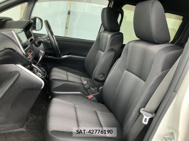 Toyota VOXY 2019-09 8056195-6
