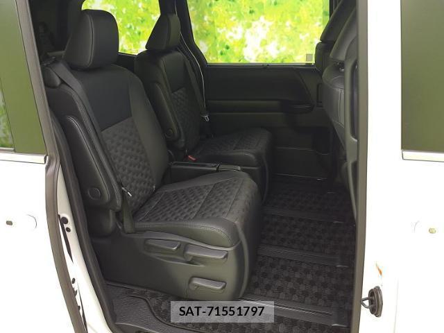 Toyota VOXY 2024-04 8056219-4