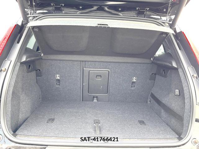 Volvo XC40 2018-08 8054212-13