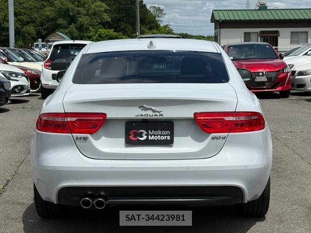 Jaguar XE 2017-09 8054877-10