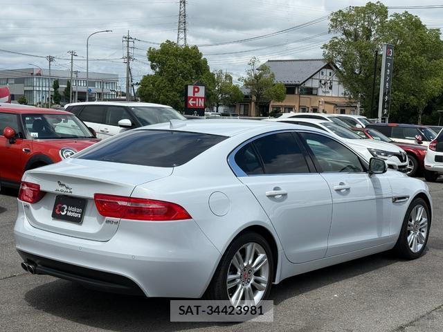 Jaguar XE 2017-09 8054877-11