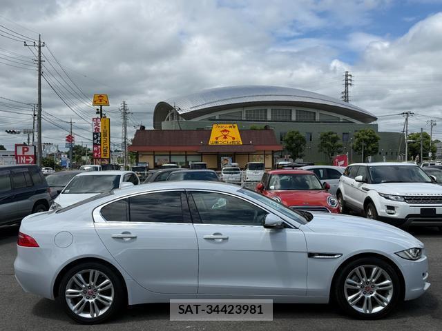 Jaguar XE 2017-09 8054877-12
