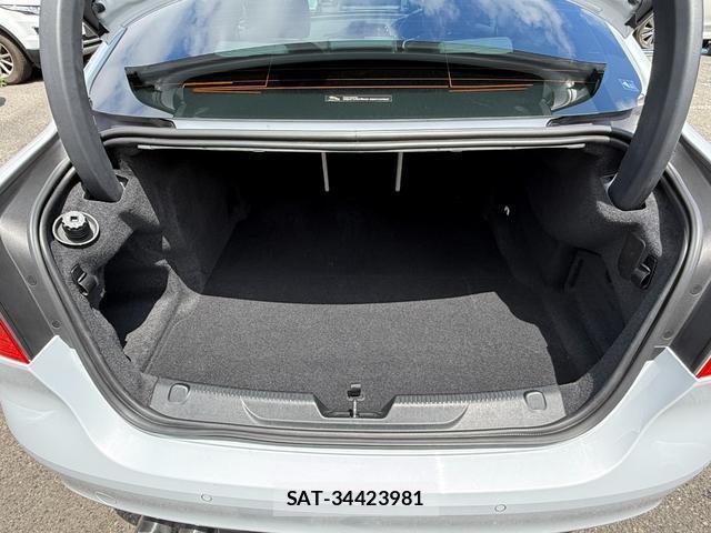 Jaguar XE 2017-09 8054877-14