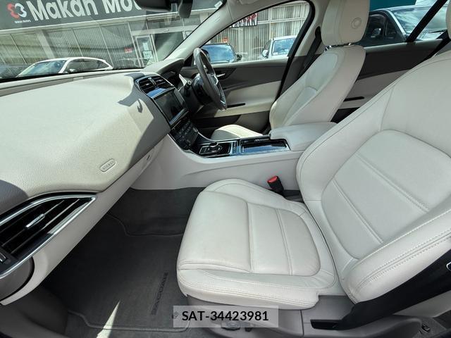 Jaguar XE 2017-09 8054877-15