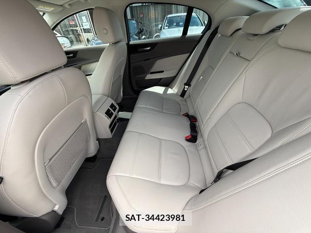 Jaguar XE 2017-09 8054877-16