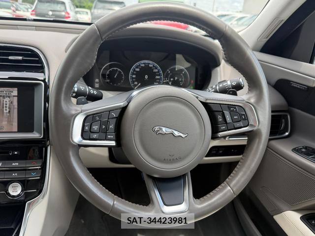 Jaguar XE 2017-09 8054877-17