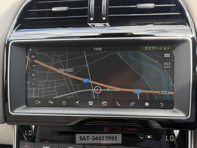 Jaguar XE 2017-09 8054877-19