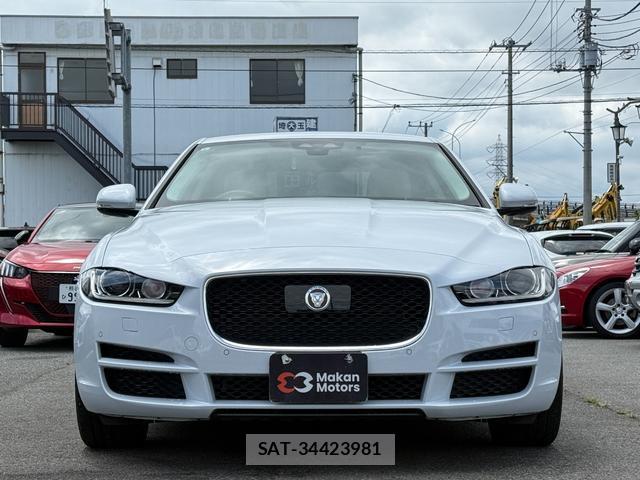 Jaguar XE 2017-09 8054877-2