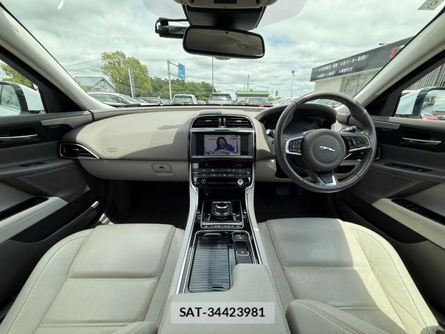 Jaguar XE 2017-09 8054877-3
