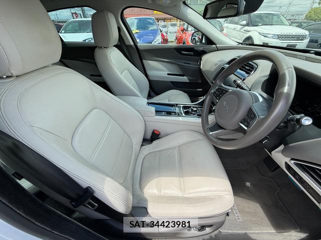 Jaguar XE 2017-09 8054877-4