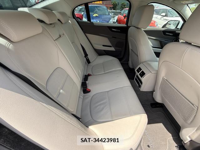Jaguar XE 2017-09 8054877-5