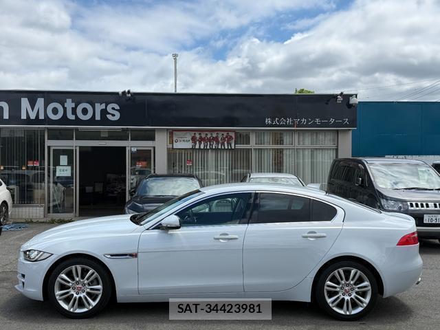 Jaguar XE 2017-09 8054877-8