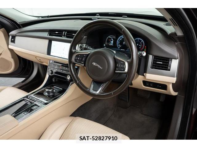 Jaguar XF 2018-11 8054553-10