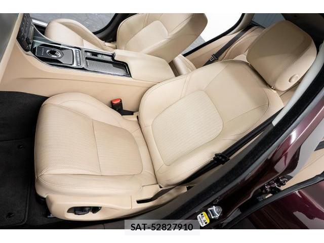 Jaguar XF 2018-11 8054553-12