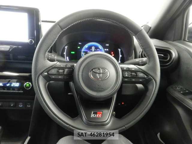 Toyota YARIS CROSS 2025-12 8055748-7